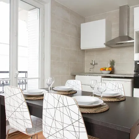 Pyramides - Louvre Private Apartment